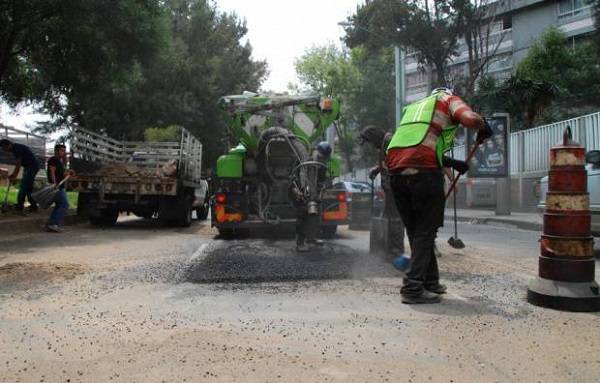 Los baches se arreglan con asfalto a presión, que hace el trabajo más rápido. FOTO: ALFREDO BOC/MXM