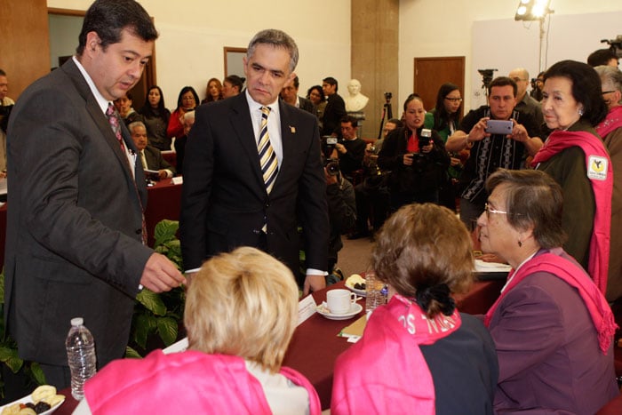 José Ramón Amieva Gálvez, secretario de Desarrollo Social del Distrito Federal y Miguel Ángel Mancera, Jefe de Gobierno, durante la instalación del Consejo de Mujeres y Hombres Adultos Mayores, en la sede del GDF. Foto: Moisés Pablo / Cuaroscuro.com