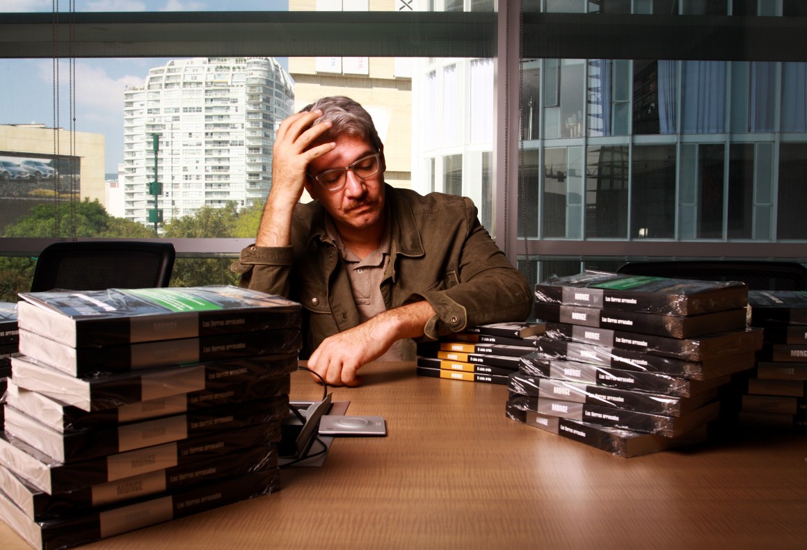 El escritor mexicano Emiliano Monge, conversa sobre su reciente libro, "Las Tierras Arrasadas", fotografiado para Newsweek en Español