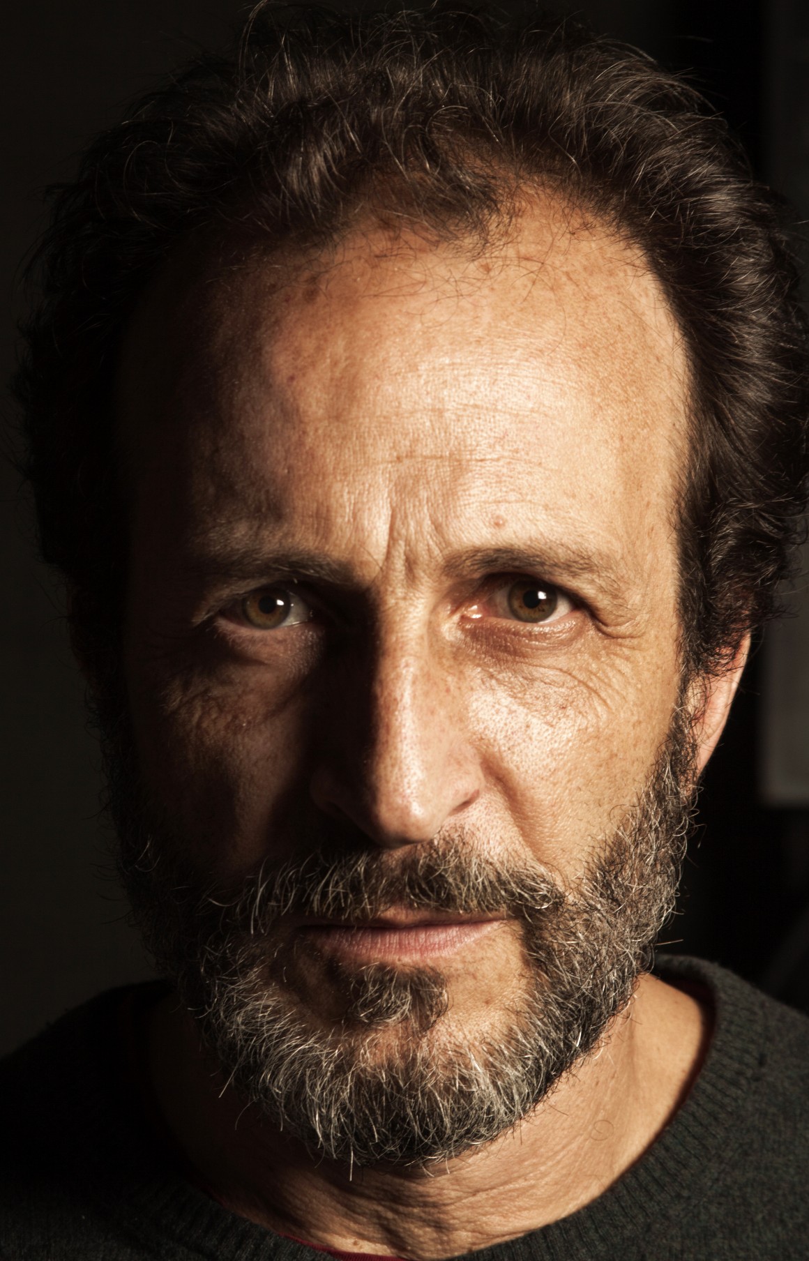 El actor Daniel Giménez Cacho, nos recibió en el teatro El Milagrito, después de casi una hora de charla, pude hacer un par de retratos que fueron portada para Nesweek en Español