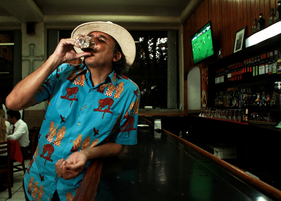 Guillermo Fadanelli, fotografiado en la cantina Covandonda de la colonia Roma, sobre la barra, plática filosófica, literaria y tequila.