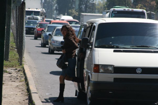 Vialidad_y_trasporte_Paradas_en_carriles_de_alta_velocidad_9