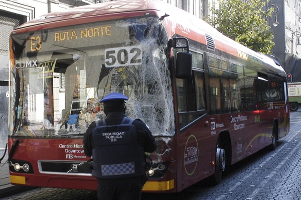 metrobús y micro choque