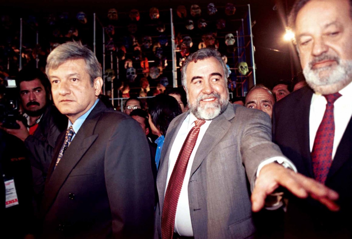 MEXDF31OCTUBRE2001.- Andrs Manuel Lopz Obrador, jefe de Gobierno del DF y el empresario Carlos Slim inauguraron la Ofrendra Monumental del Da de Muertos que permancera por unos das en la Plaza de la Constitucin. FOTO: Eunice Adorno/CUARTOSCURO.COM