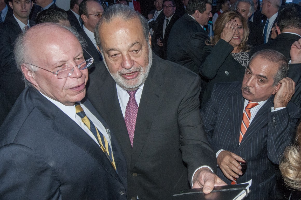 MÉXICO, D.F., 30NOVIEMBRE2015.- José Narro Robles, ex rector de la UNAM, el empresario Carlos Slim Helí, y el periodista Carlos Marín, durante el evento para conmemorar el 50 aniversario del grupo financiero Inbursa, celebrado en el Museo Soumaya de Plaza Carso. FOTO: DIEGO SIMÓN SÁNCHEZ /CUARTOSCURO.COM