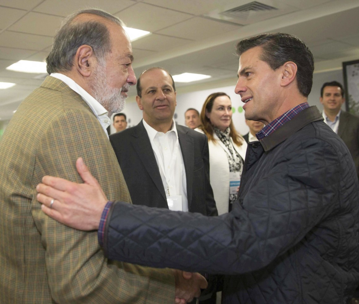 TULA, HIDALGO, 08DICIEMBRE2015.- Luego de anunciar inversiones por 23 mil millones de dólares para producir combustibles más limpios, el Presidente Enrique Peña Nieto informó sobre el proyecto para la reconversión y modernización del Museo Tecnológico de la CFE en lo que será el nuevo Museo Nacional de Energía y Tecnología (MUNET), en el que se invertirán 270 millones de dólares. En la imagen Carlos Slim Helú y su sobrino Hector Slim Seade saludan al presidente. FOTO: PRESIDENCIA /CUARTOSCURO.COM