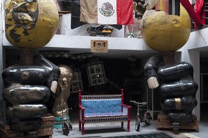 MÉXICO, D.F., 03ENERO2015.- Como una forma distinta de abordar la historia y la cultura popular mexicana, el Museo del Juguete Antiguo de México, ubicado en la colonia Doctores, alberga una colección de más de 20 mil piezas en exhibición y más de un millón en su bodega. El acervo pertenece a Roberto Shimizu, un mexicano de ascendencia japonesa que empezó a coleccionar cualquier juguete que llegara a sus manos desde los 10 años. Uno de los servicios del museo es la venta de algunos juguetes por lo que es una buena opción para regalar a los niños este 6 de enero y así mantener una tradición que ha sido desplazada por juguetes tecnológicos conocidos como "gadgets". FOTO: DIEGO SIMÓN SÁNCHEZ /CUARTOSCURO.COM