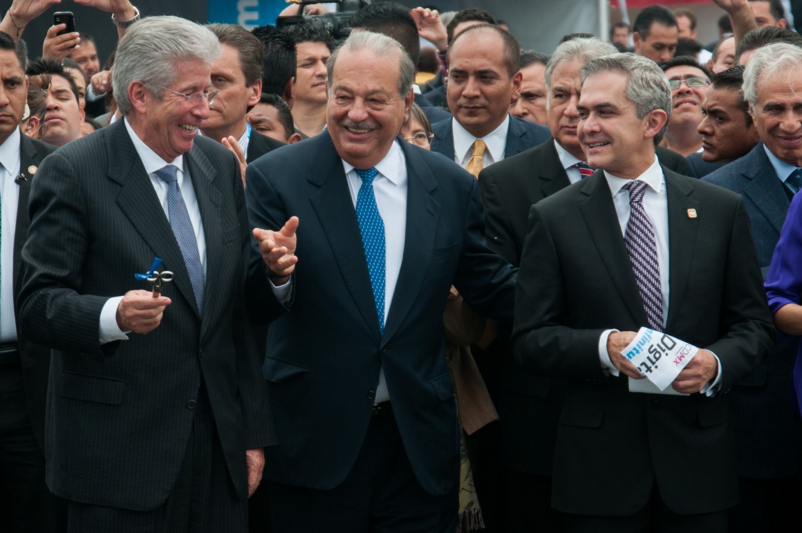 MEXICO, D.F., 10JULIO2015.- Gerardo Ruiz Esparza, titular de la SCT, Carlos Slim Helú, y Miguel Ángel Macera, jefe de gobierno capitalino, encabezaron el corte de liston para inaugurar la aldea digital en la plancha del zócalo capitalino. FOTO: DIEGO SIMÓN SÁNCHEZ / CUARTOSCURO.COM