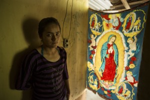 Marisol Rivera Huitrón, estudiante de 16 años de edad, originaria de Nocupétaro, Michoacán, quien trabaja por techo y comida.