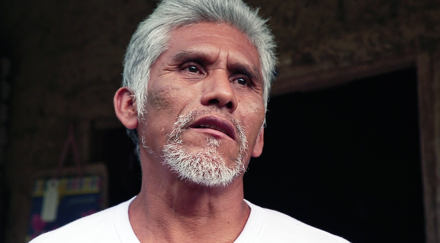 Crisanto Hernández de la Cruz, campesino de 53 años de edad que sueña con algún día tener una vivienda de concreto en Xochiatipan, Hidalgo.
