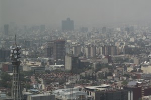 CIUDAD DE MÉXICO, 06MAYO2016.- A pesar de que la contingencia ambiental fue levantada ayer por la Comisión Ambiental de la Megalópolis, la calidad del aire luce precaria desde el Mirador de la Torre Latinoamericana. FOTO: MARÍA JOSÉ MARTÍNEZ /CUARTOSCURO.COM