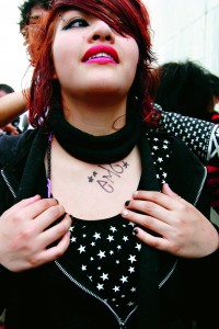 MÉXICO D.F., 29MARZO2008.- Jovenes pertenecientes a la tribu urbana de los denominados "Emos", marcharon de la Glorieta de Los Insurgentes a el Tianguis del Chopo, en su camino fueron escoltados por granaderos. Cuando se acercaron a las inmediaciones del Chopo fueron agredidos verbalmente por algunos punketos, skinhead y darketos, por lo que continuaron con su marcha en dirección hacia el Hemiciclo. FOTO: MOISÉS PABLO/CUARTOSCURO.COM