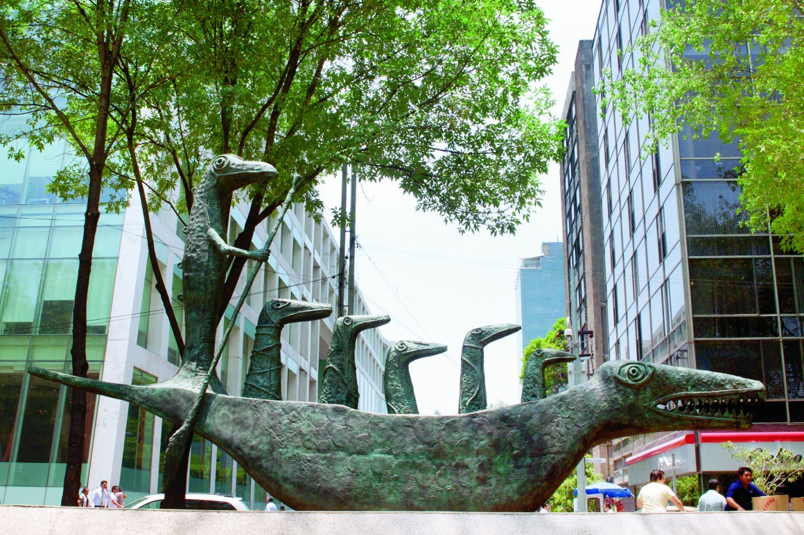 MÉXICO, D.F., 26MAYO2011.- Ayer al filo de la media noche la artista plática Leonora Carrington, murió a la edad de 94 años. Esta creadora era de nacionalidad inglesa y fue muy representativa en la corriente artística del surrelismo. En la ciudad podemos apreciar parte de su obra como en avenida Reforma en donde se encuentra la escultura Cocodrilo. FOTO: MOISÉS PABLO/CUARTOSCURO.COM