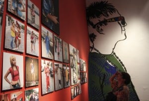 CIUDAD DE MÉXICO, 17MAYO2016.- La fotógrafa y diseñadora de modas británica Amanda Witkins dio conferencia ante medios de comunicación para presentar la exposición "Cholombianos", que se inaugurará este jueves 19 de mayo en el Museo de la Ciudad de México. La muestra está integrada por fotografías, indumentaria, y objetos alusivos a la cultura de los cholombianos en Monterrey, Nuevo León. FOTO: MARÍA JOSÉ MARTÍNEZ /CUARTOSCURO.COM
