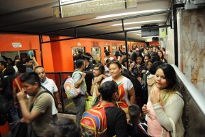 CIUDAD DE MÉXICO, 26ABRIL2016.- La Secretaría de Seguridad Pública capitalina, informó que a partir de hoy comienza un nuevo dispositivo de seguridad contra el acoso de las mujeres en algunas estaciones del metro y metrobus, más de mil nuevos elementos vigilarán las divisiones en donde son separados hombres y mujeres, serán identificados por usar chalecos verdes y rosas. FOTO: DIEGO SIMÓN SÁNCHEZ /CUARTOSCURO.COM