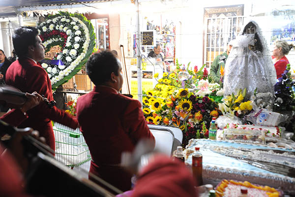 MÉXICO D.F.01NOVIEMBRE2013.- Festejan en la colonia Morelos a la Muerte, en el 13 aniversario del altar que se coloco en la calle de Alfareros casi esquina con Hojalatería por “Dona Queta”. Al lugar arribaron Mariachis y festejaron con pastel y comida para los seguidores. FOTO: LUIS CARBAYO /CUARTOSCURO.COM