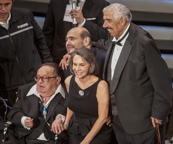MEXICO, D.F., 28NOVIEMBRE2014.- Falleció el comediante mexicano Roberto Gómez Bolaños, también conocido como Chespirito a la edad de 85 años en la Cancún, Quintana Roo. En imágen de archivo, Chespirito rodeado por los actores Ruben Aguirre, Edgar Vivar y su esposa Florinda Meza al finalizar el homenaje que la empresa Televisa le rindió la tarde del 29 de febrero de 2012 en el Auditorio Nacional. FOTO: ARCHIVO /SARA ORTÍZ /CUARTOSCURO.COM