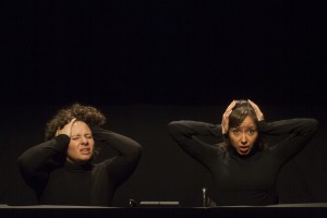MÉXICO, D.F., 09NOVIEMBRE2012.- La obra de teatro para niños, ¿Por que la Gallina Cruzó el camino? escrita y dirigida por Ray Nolasco, donde actuan Adriana Reséndiz y Jennifer Moreno, se presenta todos los Domingo a las 13hrs hasta el 9 de Diciembre, en el Teatro La Capilla, calle Madrid # 13 Coyoacán. La puesta en escena aborda las aventuras de dos niñas que son las mejores amigas y que desbordan su imaginación llevandolas a lugares insospechados. FOTO: FRANCISCO RODRÏGUEZ /CUARTOSCURO.COM