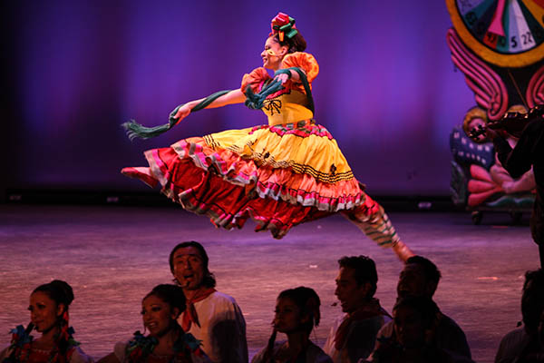 GUANAJUATO, GUANAJUATO, 25OCTUBRE2015.- El ballet folkrorico a cargo de Amalia Hernandez formo parte de la ceremonia 43 Festival Internacional Cervantino, evento que deleito al publico con piezas regionales como por ejemplo el Jarabe Tapatío. Al final fuegos artificiales iluminaron el cielo guanajuatense. FOTO: ISABEL MATEOS /CUARTOSCURO.COM