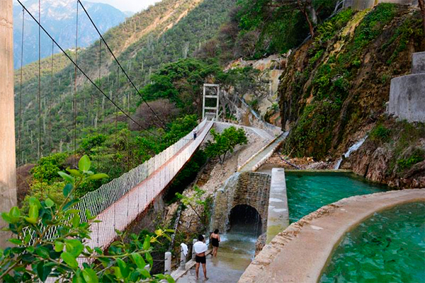 (Facebook: Grutas Tolantongo)