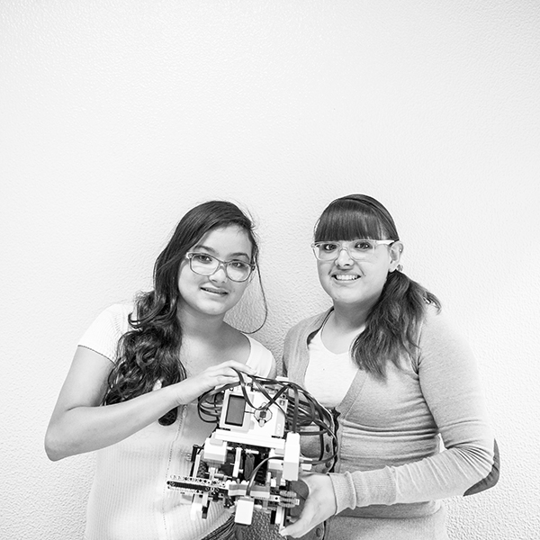 04112016 Las hermanas Michelle y Montserrat Rivera Villarroel representan a México en la Olimpiada Mundial de Robótica. Foto: Lulú Urdapilleta
