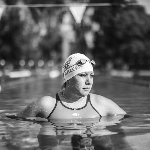 25112016 Arleen González, quien completó la Triple Corona en Aguas Abiertas, practicando natación en el Club España, al sur de la Ciudad de México. Foto, Lulú Urdapilleta.