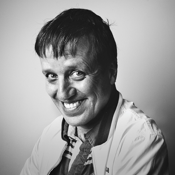 El escritor Xavier Velasco y su visión ochentera Máspormás