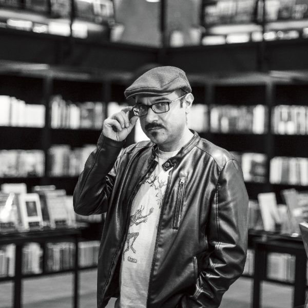 20122016 El escritor Bernardo Esquinca nos enseña a cazar rarezas en la ciudad de México. Foto, Lulú Urdapilleta