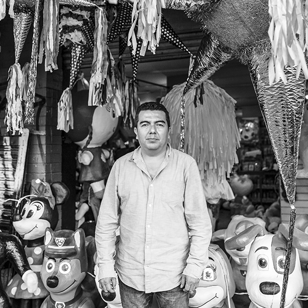 27122016 Piñatas tradicionales y no tan tradicionales de la CDMX hechas por la familia Mena. Hugo Mena nos nuestra su local en Circuito Interior. Foto, Lulú Urdapilleta