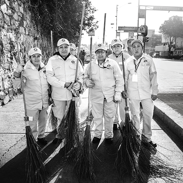 21022017 El grupo de limpieza Mujeres en acción se dedica a recorrer las calles del Centro de la CDMX para cambiarle el rostro a la capital. Foto Lulú Urdapilleta