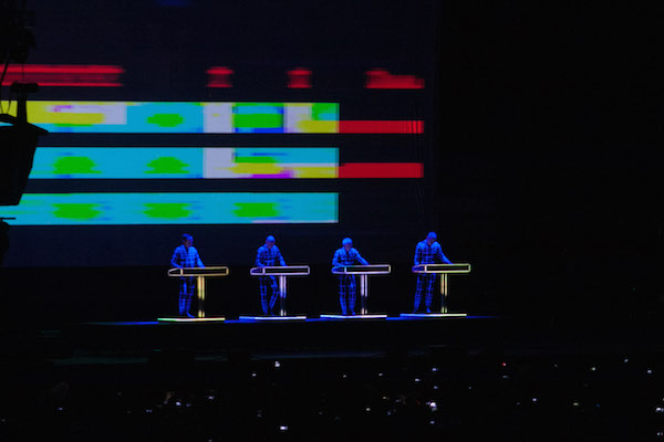 Kraftwerk_Corona_Capital-2 Y es que Kakehashi fue el inventor de las cajas de ritmos, los sintetizadores y otros instrumentos