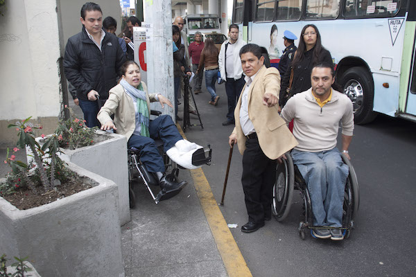 Linea_12_Silla_de_Ruedas-8 Parece que son enemigos. Seres raros que no lucen como “todos los normales”