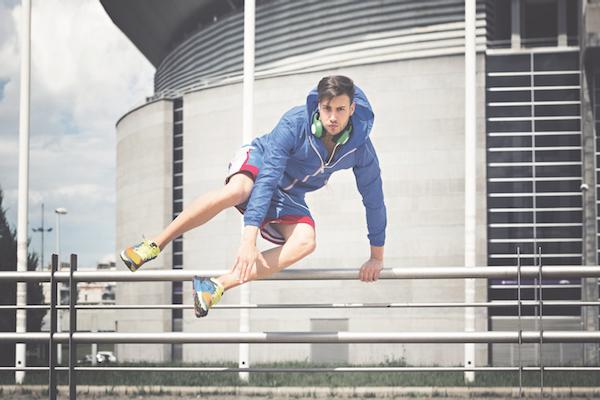 Conocido popularmente como âel arte del desplazamientoâ, el parkour se realiza, por lo comuÌn, en espacios urbanos o naturales