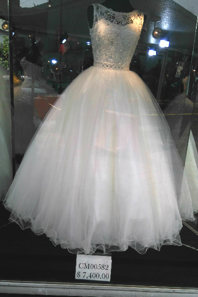 la calle del centro histórico donde venden vestidos