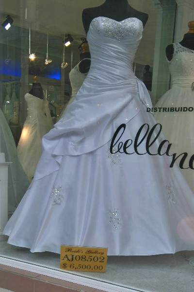 la calle del centro histórico donde venden vestidos