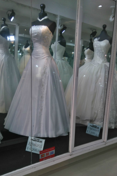 la calle del centro histórico donde venden vestidos